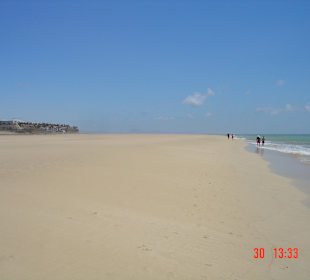 Breiter weißer Sandstrand