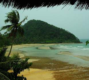 Der Strand von einer Hütte aus gesehen