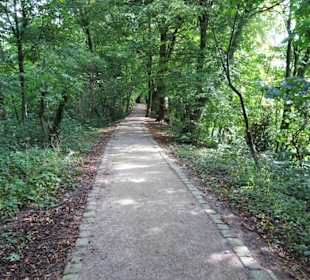 Auf dem Wall des Schlossparks Wittmund