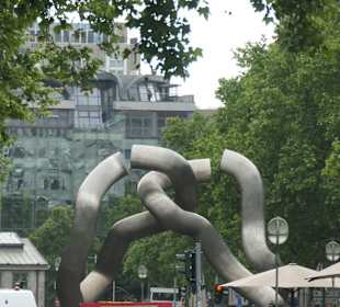 Blick zur Skulptur Berlin in der Tauentzienstraße