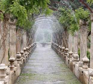 Laubengang mit Wasserspiel