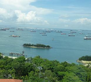 Viele Schiffe warten auf Abfertigung