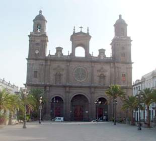 Kathedrale St. Ana im Morgenlicht