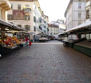 Blick auf die Stände des Obstmarktes