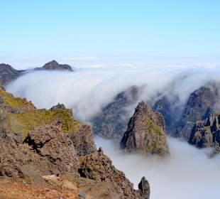 Die Wolken ziehen am Berg herauf