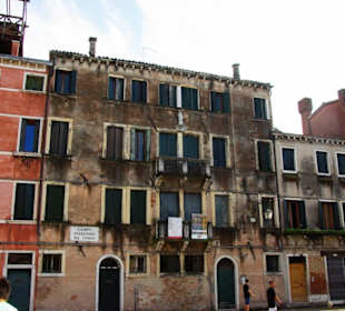 Auf dem Hauptplatz die Gebäude