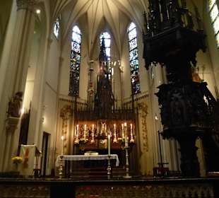 Kirche mitten in der Fußgängerzone