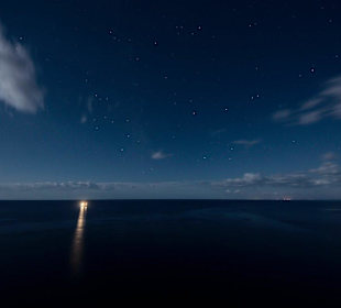 Blick vom Felsen der Cala Galdana auf das Meer 