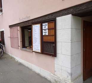 Die Essenausgabe des Herrmann-Kellers