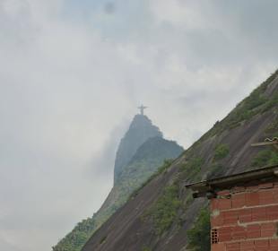 Jesus guckt durch die Wolken