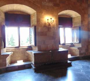 Скромное убранство