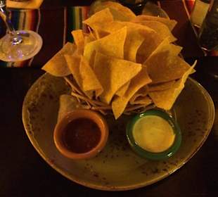 Selbstgemachte Nachos mit Dip