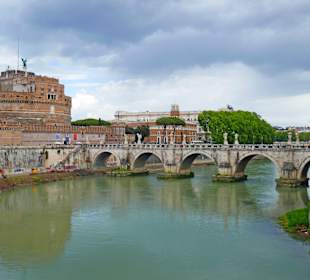 Der Tiber, die Engelsbrücke und die Burg