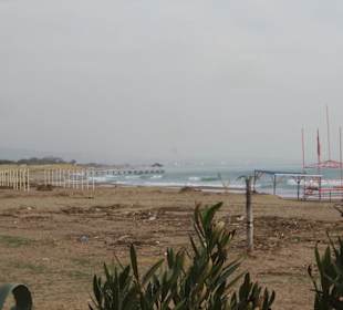 Weiter Strand, schöne Brandung