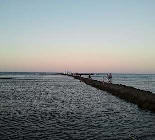 Kleine Kirche im vom Strand