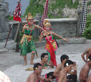 Farbenprächtiges Spektakel beim Kecak-Tanz