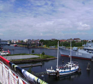 Rechts: Mölders, inks: Kaiser-Wilhelm-Drehbrücke