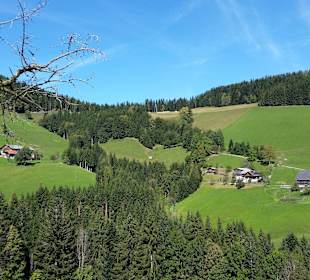 Blick hinunter auf ein Stoani Anwesen