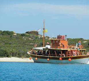 Größeres Schiff an einem kleinen Strand
