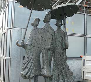 Die drei Regenschirmdamen in der Minoritenstraße