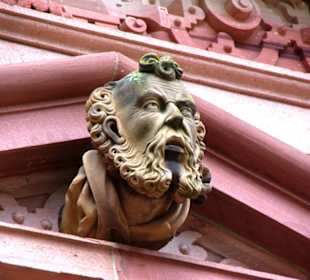 Hunderte von Steinköpfe Schlossfront