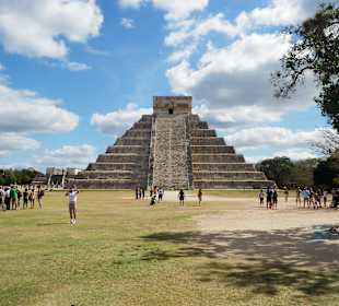 Kukulkanpyramide von der restaurierten Seite