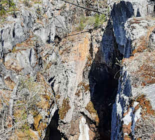 ...tiefe Schlucht...