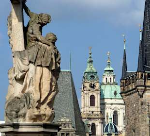 Nikolauskirche im Hintergrund