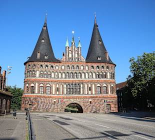 Das Holstentor von der Innenstadt gesehen