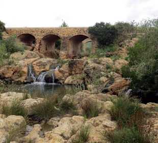 Die Römerbrücke mit Bachverlauf