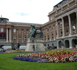 Jeden z budynków zamku