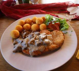 Champignonrahmschnitzel mit Kroketten 