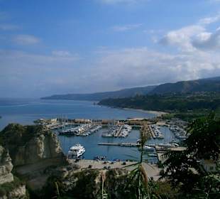 Sicht vom Hafen Tropea auf die Anlage