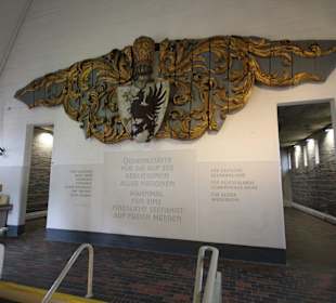 Gedenkhalle im Turmeingang