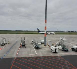 Auf diesem Flughafen läuft man selber