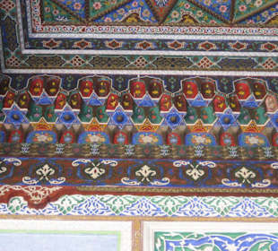 Farbenprächtig! Zwischen Wand und Decke