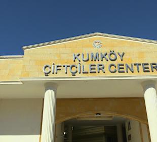 Der Eingang zum luftigen Einkaufscenter