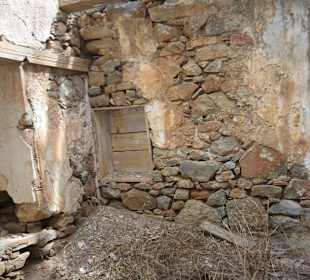 Stube mit Mauernische