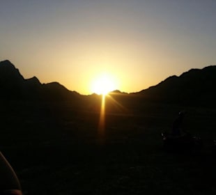 Sonnenuntergang in der Wüste mit dem Quad 