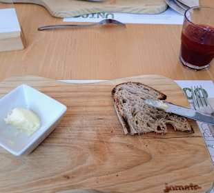 Frisches Brot mit lokaler Butter und Acai-Saft