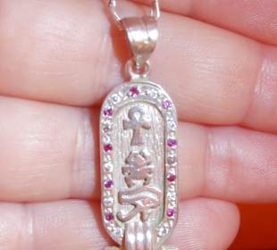 Wunderschöner Anhänger m. Glückssymbolen