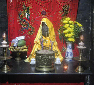 Geschmückter Altar in einem der Pagoden