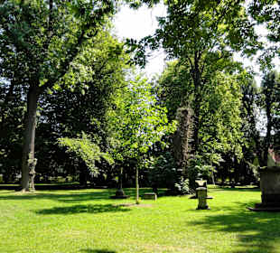 Blick über die Grabmale im Cheltenham-Park