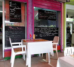 Tageskarte hinter den Tischen