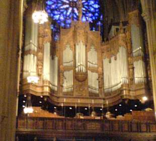 Orgel über dem Eingang