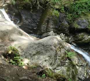 Auf dem Weg hoch zum Hochfall-Wasserfall