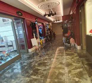 Die Ladenzeile im Hotel Sunshine