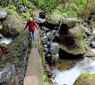 Balancieren auf Mauer durch Wasser