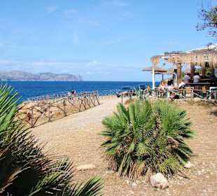 Strandbar in einer Bucht im Westen von LaVictoria