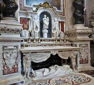 Bischofsgrab in der Kathedrale Santa Maria